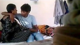 Indian married aunty romance with neighbour younger boy