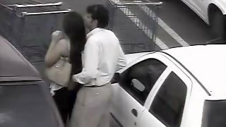 Elle le branle et le suce sur un parking !