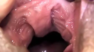 Die Sau zeigt ihre geile Fotze von innen