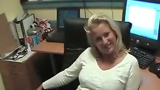 Blonde bazin neukt stagiair