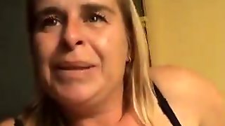 Blonde vrouw met grote borsten wil wel wat laten zien