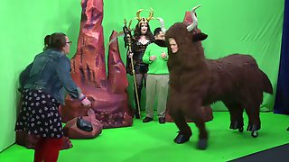 Kat Dennings, Beth Behrs- 2 Broke Girls s05e11