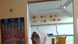 Malay- cikgu bertudung ramas tetek
