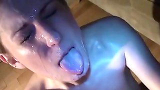 Touristria kanei mpanio sta xusia