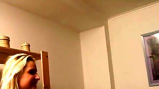 Giovane modella si fa fotografare per un futuro provino