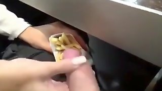 Elle assaisonne ses frites de sperme